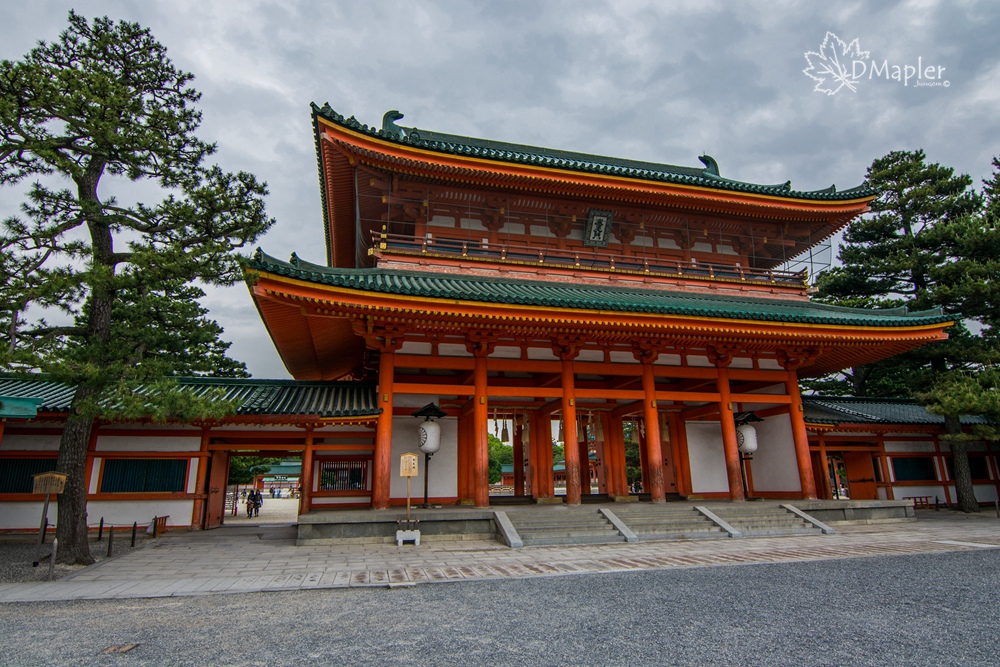 日本京都|平安神宮(へいあんじんぐう)|超大鳥居與撲滿白沙 日本京都|平安神宮(へいあんじんぐう)|超大鳥居與撲滿白沙